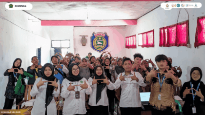 Peserta seminar sertifikasi halal mengikuti pemaparan materi dari Pengawas Jaminan Produk Halal BPJPH bersama Mahasiswa KKN Kelompok 111 UIN Siber Syekh Nurjati Cirebon di Desa Cibereng.