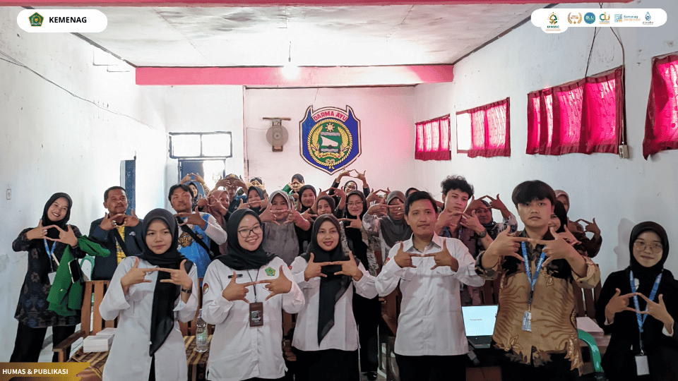 Peserta seminar sertifikasi halal mengikuti pemaparan materi dari Pengawas Jaminan Produk Halal BPJPH bersama Mahasiswa KKN Kelompok 111 UIN Siber Syekh Nurjati Cirebon di Desa Cibereng.