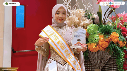 Resa Mupliha Nur, mahasiswi Perbankan Syariah FEBI UIN Siber Cirebon, menerima penghargaan Runner Up 4 Putri Muslimah Nusantara Jawa Barat 2026.