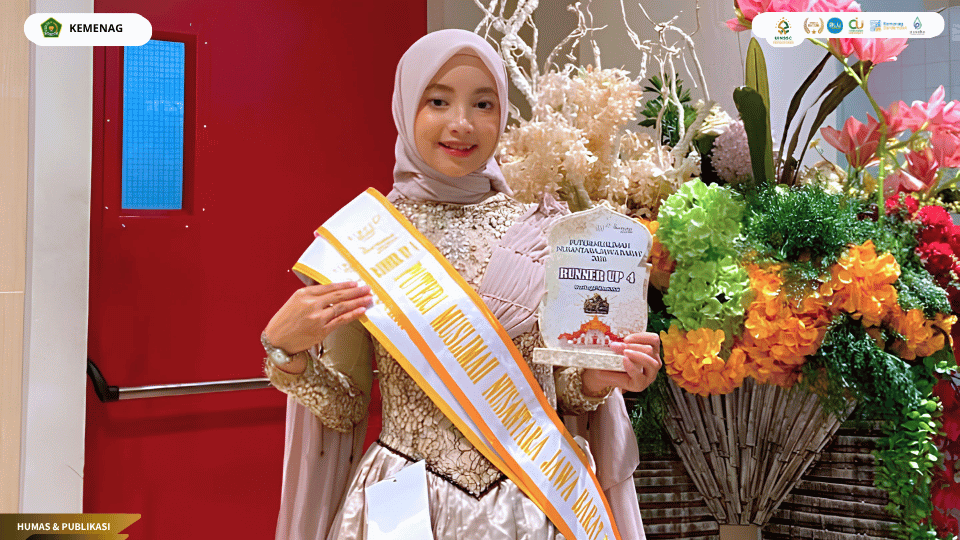 Resa Mupliha Nur, mahasiswi Perbankan Syariah FEBI UIN Siber Cirebon, menerima penghargaan Runner Up 4 Putri Muslimah Nusantara Jawa Barat 2026.