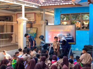 Siswa SDN 1 Japura Lor mengikuti sosialisasi pencegahan bullying bersama mahasiswa KKN UIN Siber Cirebon.