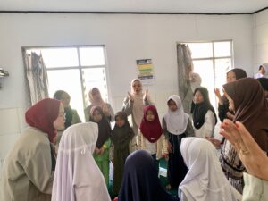 Suasana pembelajaran Al-Qur'an interaktif dalam Program Gerakan Mengajar Desa HTQ Mengabdi 2026.