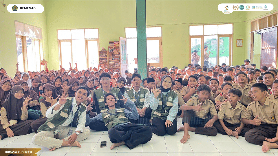 Suasana sosialisasi pengelolaan sampah di SMPN 1 Gunung Jati oleh KKN UIN Siber Cirebon.