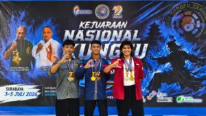 Tiga mahasiswa Fakultas Ushuluddin dan Adab UIN Siber Syekh Nurjati Cirebon menunjukkan medali hasil Kejuaraan Kungfu Tradisional Indonesia 2026 di Surabaya.