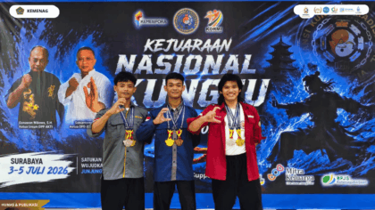 Tiga mahasiswa Fakultas Ushuluddin dan Adab UIN Siber Syekh Nurjati Cirebon menunjukkan medali hasil Kejuaraan Kungfu Tradisional Indonesia 2026 di Surabaya.