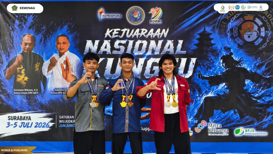Tiga mahasiswa Fakultas Ushuluddin dan Adab UIN Siber Syekh Nurjati Cirebon menunjukkan medali hasil Kejuaraan Kungfu Tradisional Indonesia 2026 di Surabaya.