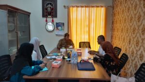 Tim PSGAD UIN Siber Cirebon melakukan wawancara dengan Kepala SLB Negeri Pangeran Cakrabuana terkait pendampingan mahasiswi disabilitas netra.