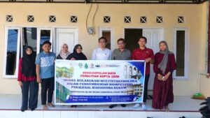Tim peneliti UIN Sumatera Utara berdiskusi dengan pengurus PKBH UIN Siber Cirebon di Sekretariat PKBH.