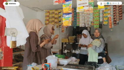 Proses pendampingan transformasi digital UMKM Desa Astana melalui Google Maps dan QRIS oleh Mahasiswa KKN UIN Siber Cirebon.