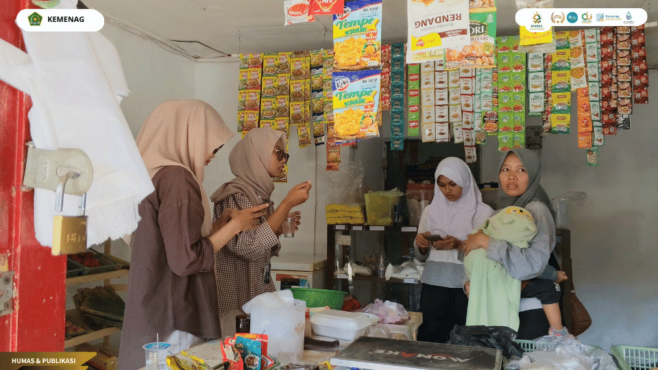 Proses pendampingan transformasi digital UMKM Desa Astana melalui Google Maps dan QRIS oleh Mahasiswa KKN UIN Siber Cirebon.