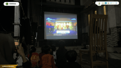 Anak-anak Desa Kanci Kulon mengikuti kegiatan Nonton Bareng Film Edukasi KKN Kelompok 13.