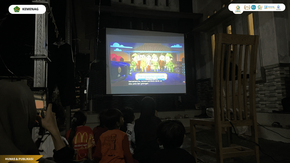 Anak-anak Desa Kanci Kulon mengikuti kegiatan Nonton Bareng Film Edukasi KKN Kelompok 13.