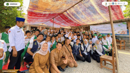 Foto bersama mahasiswa KKN Kelompok 07 UIN Siber Syekh Nurjati Cirebon, guru, dan siswa usai kegiatan Perpustakaan Keliling di Desa Kalirahayu.