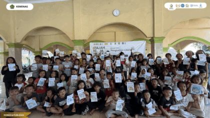 Foto bersama peserta dan mahasiswa KKN Kelompok 30 setelah pelaksanaan kegiatan SINEKATA.