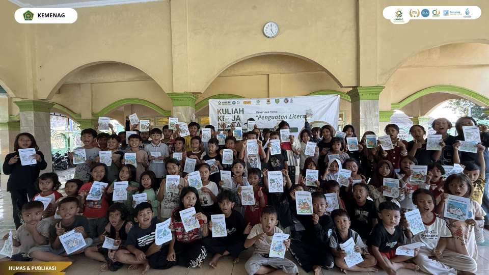 Foto bersama peserta dan mahasiswa KKN Kelompok 30 setelah pelaksanaan kegiatan SINEKATA.