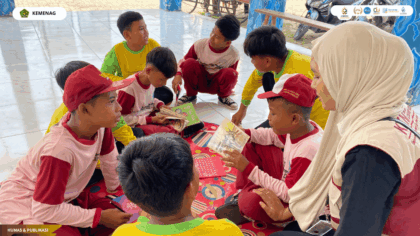 KKN 03 UIN Siber Cirebon melakukan asesmen kemampuan membaca anak di Perpustakaan Sumber Ilmu
