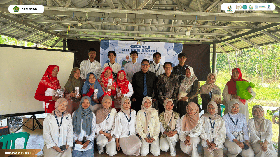 KKN 37 UIN Siber Cirebon menggelar seminar literasi digital bagi masyarakat Desa Klayan