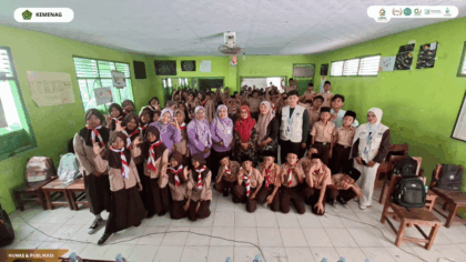 KKN Kelompok 05 UIN Siber Cirebon bersama Komnas Perlindungan Anak memberikan edukasi cyberbullying kepada siswa MI Al-Wathoniyah.