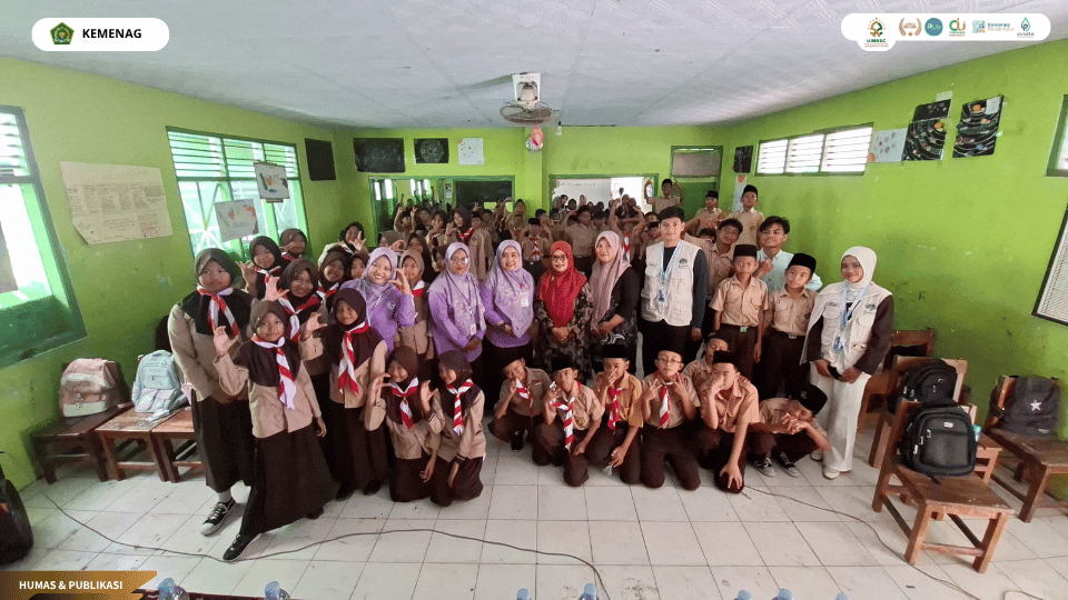 KKN Kelompok 05 UIN Siber Cirebon bersama Komnas Perlindungan Anak memberikan edukasi cyberbullying kepada siswa MI Al-Wathoniyah.