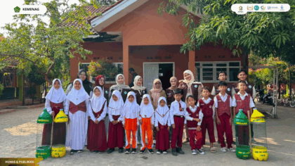 KKN Kelompok 141 mendukung sekolah peduli lingkungan melalui distribusi tempat sampah