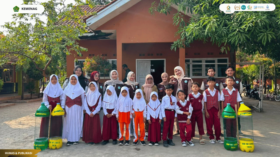KKN Kelompok 141 mendukung sekolah peduli lingkungan melalui distribusi tempat sampah