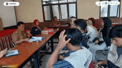 KKN Kelompok 45 berpartisipasi dalam persiapan upacara Hari Kemerdekaan Republik Indonesia di Kecamatan Gunung Jati.