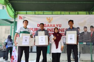 Ketua DWP UIN Siber Cirebon menyerahkan hadiah kepada pemenang lomba HUT RI ke-81