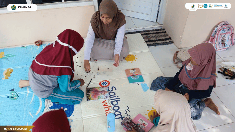 Klinik Literasi KKN 42 mendampingi anak-anak Desa Grogol belajar membaca dan menulis
