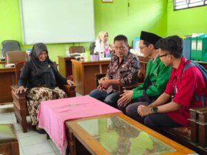 Kunjungan koordinasi mahasiswa KKN Kelompok 45 UIN Siber Syekh Nurjati Cirebon di ruang guru SDN 1 Mayung.