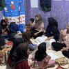 Mahasiswa KKN 07 UIN Siber Syekh Nurjati Cirebon mendampingi anak-anak Desa Kalirahayu dalam kegiatan Teras Belajar