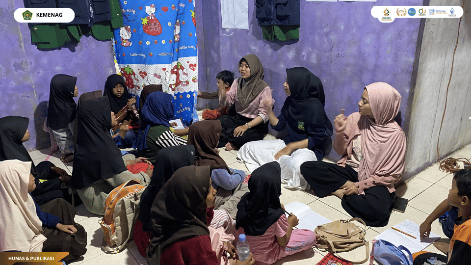Mahasiswa KKN 07 UIN Siber Syekh Nurjati Cirebon mendampingi anak-anak Desa Kalirahayu dalam kegiatan Teras Belajar