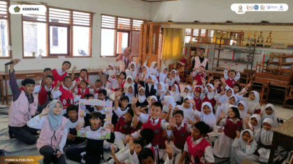 Mahasiswa KKN 100 UIN Siber Cirebon memberikan edukasi memilih jajanan halal sehat dan aman kepada siswa