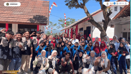 Mahasiswa KKN 121 UIN Siber Cirebon memberikan edukasi pemilahan sampah kepada siswa SD