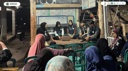Mahasiswa KKN 129 UIN Siber Cirebon memberikan edukasi pengelolaan sampah kepada warga Desa Singkup