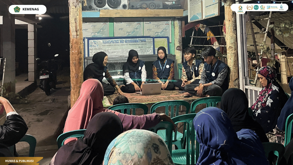Mahasiswa KKN 129 UIN Siber Cirebon memberikan edukasi pengelolaan sampah kepada warga Desa Singkup