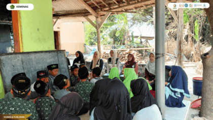 Mahasiswa KKN 13 UIN Siber Cirebon mendampingi anak-anak dalam Program PELITA di TPQ Ihya Ulumiddin