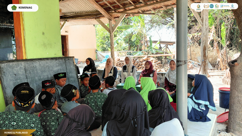 Mahasiswa KKN 13 UIN Siber Cirebon mendampingi anak-anak dalam Program PELITA di TPQ Ihya Ulumiddin