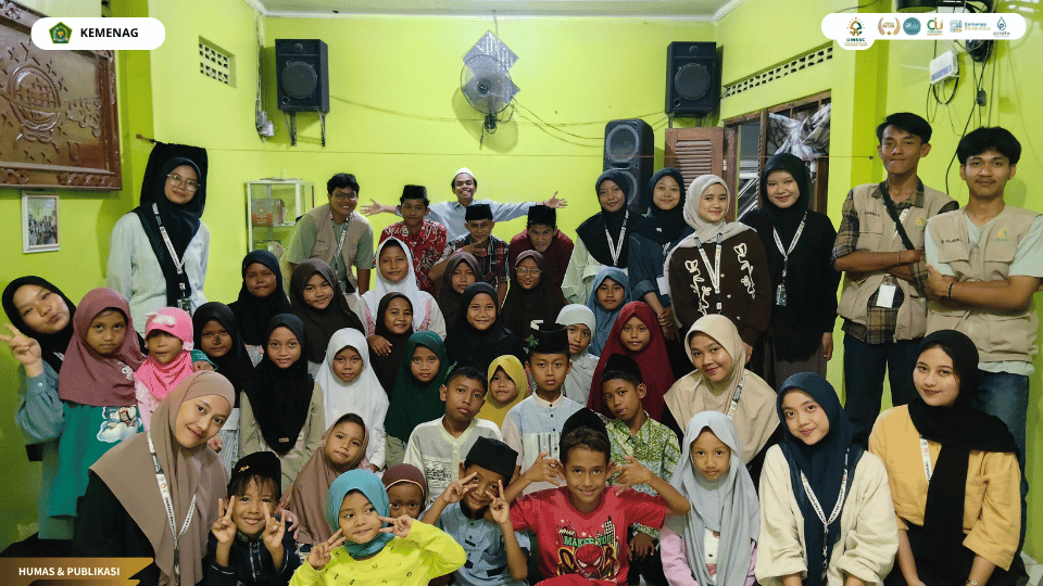 Mahasiswa KKN 142 UIN Siber Cirebon memberikan sosialisasi pemilahan sampah kepada santri MT. Al-Khairiyyah