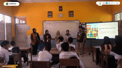 Mahasiswa KKN 145 UIN Siber Cirebon menyiapkan tempat pemilahan sampah di SDN 1 Bobos