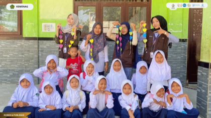 Mahasiswa KKN 19 UIN Siber Syekh Nurjati Cirebon mendampingi anak-anak belajar membaca di MI Plus Al-Usamah.
