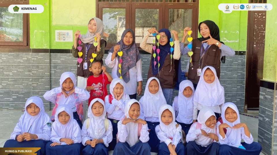 Mahasiswa KKN 19 UIN Siber Syekh Nurjati Cirebon mendampingi anak-anak belajar membaca di MI Plus Al-Usamah.