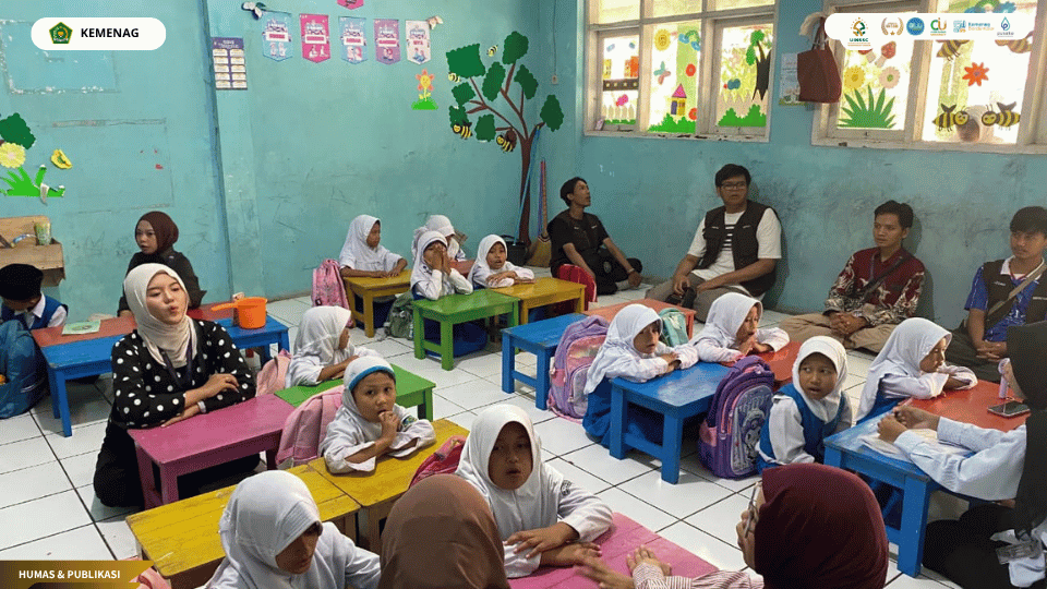 Mahasiswa KKN 19 UIN Siber Syekh Nurjati Cirebon mendampingi anak-anak belajar membaca di MI Wathoniyah.