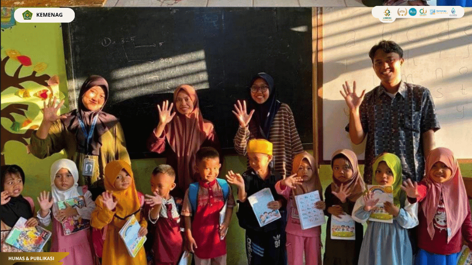 Mahasiswa KKN 29 UIN Siber Cirebon mendampingi siswa MI Babussalam belajar