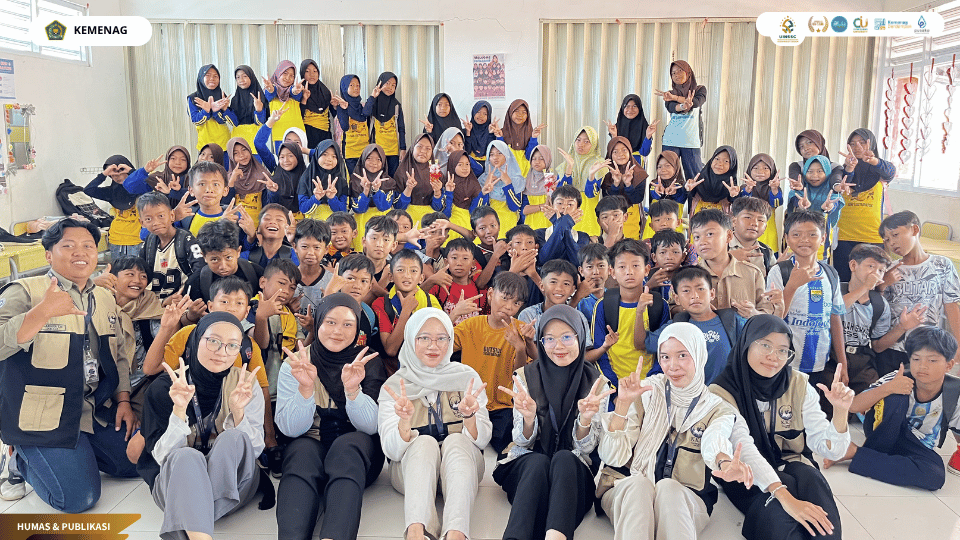 Mahasiswa KKN 31 UIN Siber Cirebon memberikan edukasi anti-perundungan kepada siswa di SDN 1 Setupatok