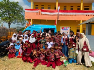 Mahasiswa KKN 33 UIN Siber Cirebon mendampingi siswa SDIT Waruduwur membaca buku