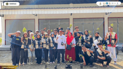 Mahasiswa KKN 38 UIN Siber Syekh Nurjati Cirebon bersama KKNT IPB University, Pemerintah Desa Jatimerta, Karang Taruna, dan PKK melakukan penanaman bibit pohon dalam aksi penghijauan desa