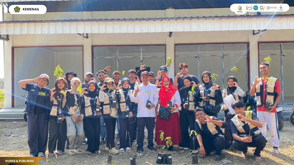Mahasiswa KKN 38 UIN Siber Syekh Nurjati Cirebon bersama KKNT IPB University, Pemerintah Desa Jatimerta, Karang Taruna, dan PKK melakukan penanaman bibit pohon dalam aksi penghijauan desa