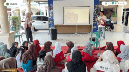 Mahasiswa KKN 44 UIN Siber Cirebon memberikan edukasi literasi keuangan melalui Bioskop Mini Gemar Menabung di Desa Buyut