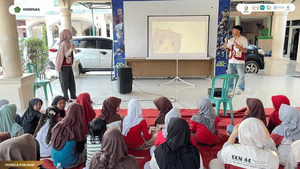 Mahasiswa KKN 44 UIN Siber Cirebon memberikan edukasi literasi keuangan melalui Bioskop Mini Gemar Menabung di Desa Buyut