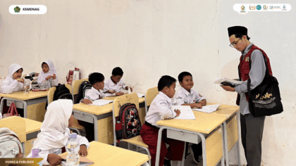 Mahasiswa KKN 45 mendampingi siswa SDN 1 Mayung dalam asesmen kemampuan membaca